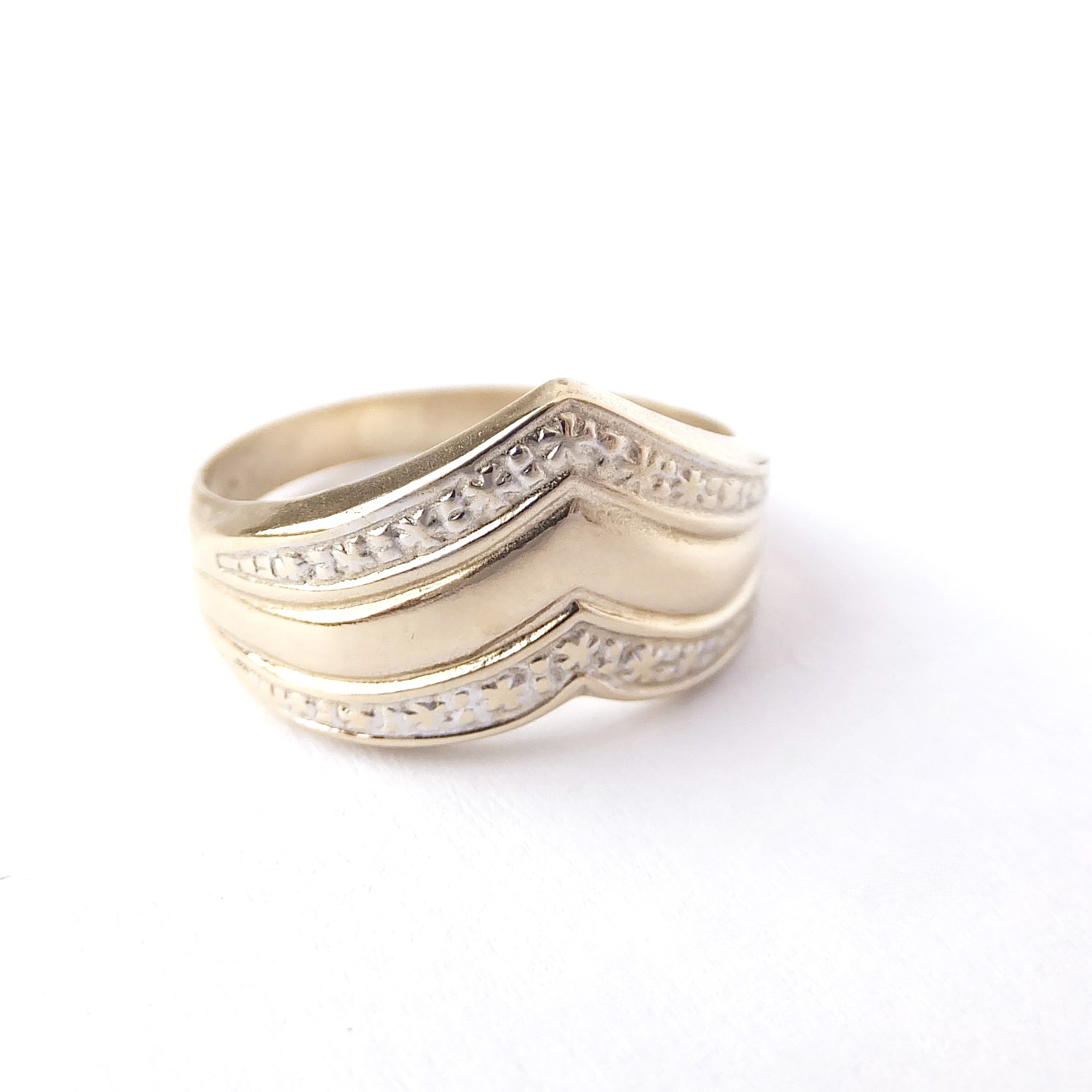 Zlatý prsten, Au 14K 585/1000, váha 1,62 g, použité zlato