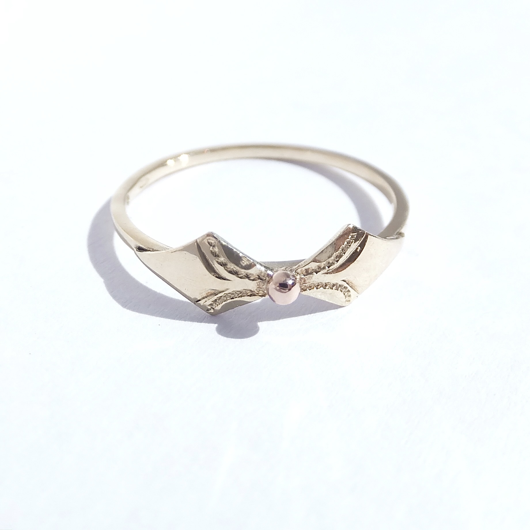 Zlatý prsten, Au 14K 585/1000, váha 1,09 g, použité zlato
